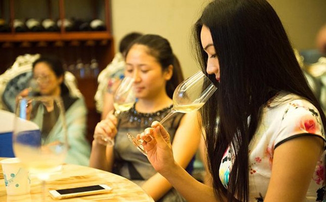 法國CAFA葡萄酒學院侍酒師大賽 參賽者品酒功底